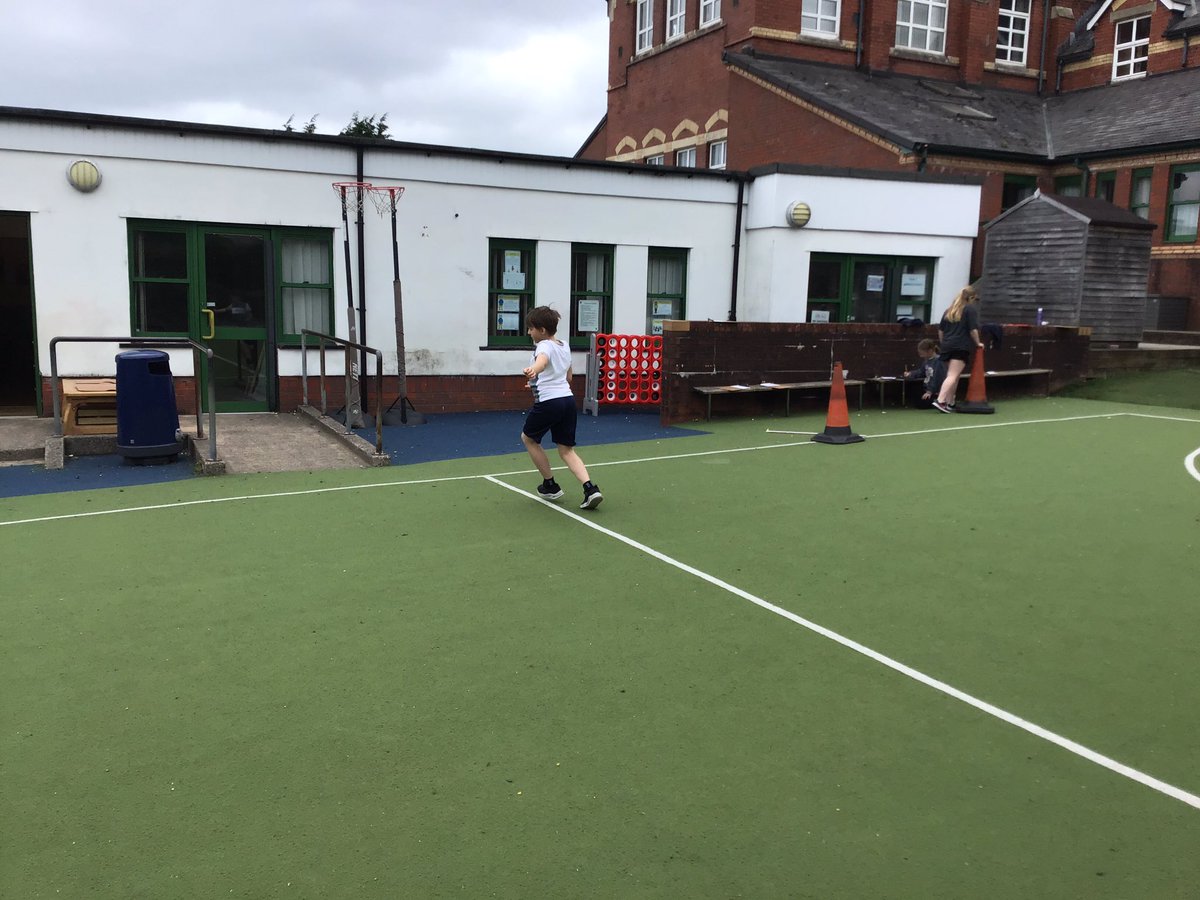 Investigating if learners with longer legs run faster jump? #dosbarthstgeorge #healthandwellbeing #healthyconfidentindividuals @EAS_Equity @EAS_Numeracy