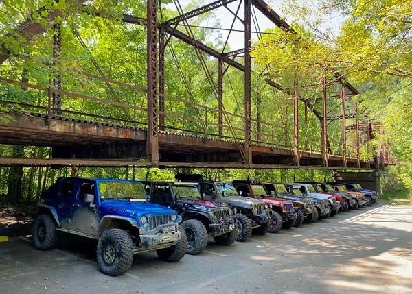 If you skipped the beach yesterday how about the trails today? Let's get this show on the road 😎 Happy Thursday #JeepMafia ✌️