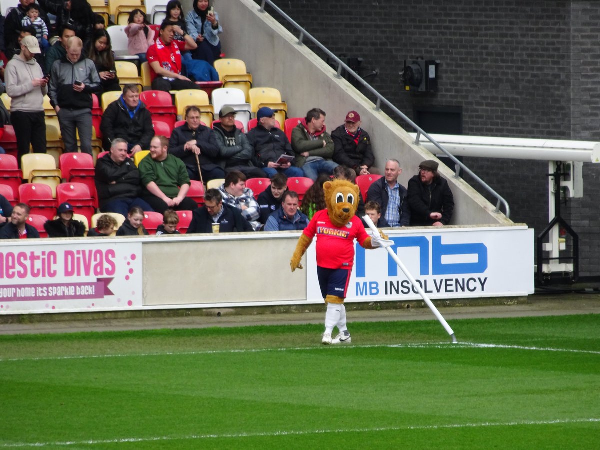 Loving #ChasingRainbows  #Shed7 in the <a href="/BBCRadio2/">BBC Radio 2</a>  piano room. Hear it every match <a href="/YorkCityFC/">York City FC</a> with Yorkie playing air guitar!