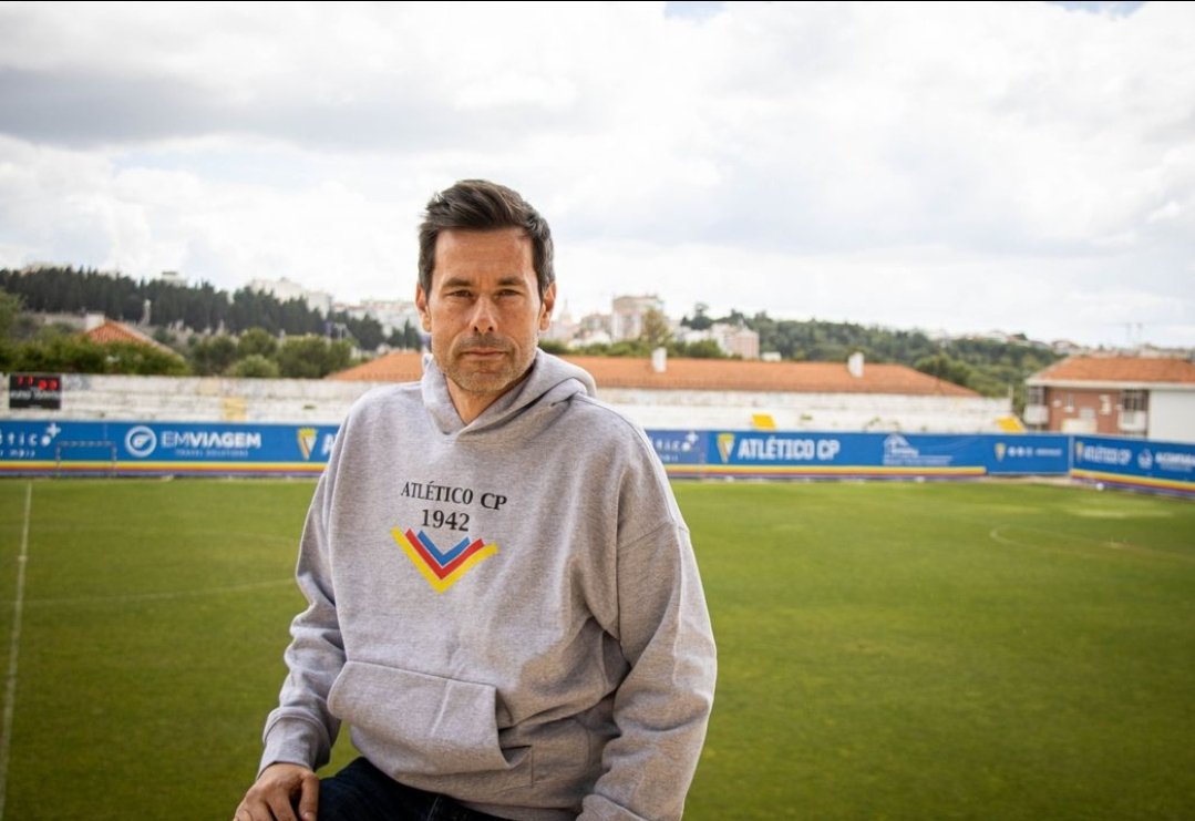 O mercado da Liga 3 já está em andamento. Nikola Popovic é o novo treinador do Atletico CP. O técnico de 50 anos era adjunto no Estrela Vermelha da Sérvia! Em Portugal passou por Sertanense, Benfica B (adjunto) e Varzim (adjunto). Aposta arrojada.