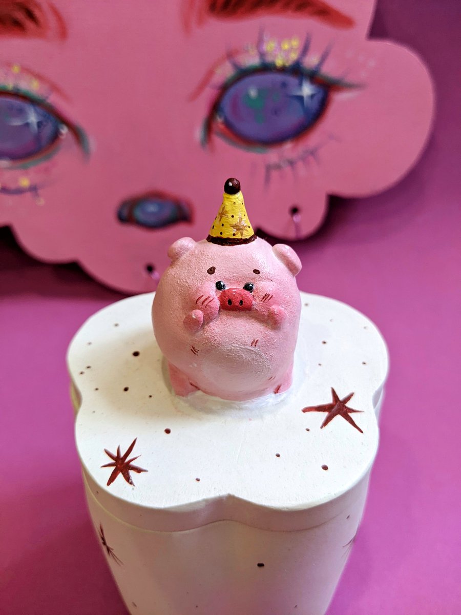 _HornedRabbit_'s tweet photo. Cute piggy with rosy cheeks  ☺️🐷🐽 https://t.co/w3PEEq5TUe