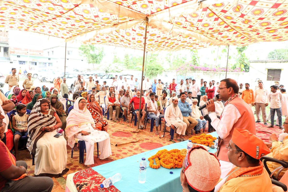 जन-जन ने यह ठाना है कमल का बटन दबाना है 400 पार ले जाना है मोदी सरकार बनाना है.. महराजगंज की पनियरा विधानसभा क्षेत्र की परतावल मंडल के तरकुलवा तिवारी, सेमरा चन्डौली एवं ग्राम बनकटियामें क्षेत्र के अपने प्रिय परिवार जनों से जन चौपाल कार्यक्रम के माध्यम से संवाद कर उनका अपार स्नेह