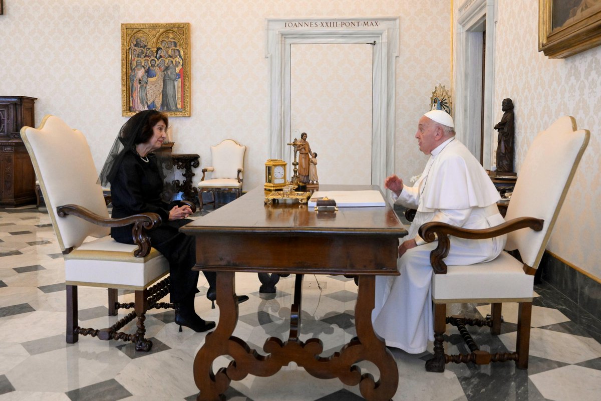It was an honor to meet @Pontifex today. I thanked His Holiness for his determination pursuing peace in the world and advocating for the world's poor. On behalf of all Macedonian citizens I thanked him for the support for the European integration of the Western Balkans. 🇲🇰 🇻🇦