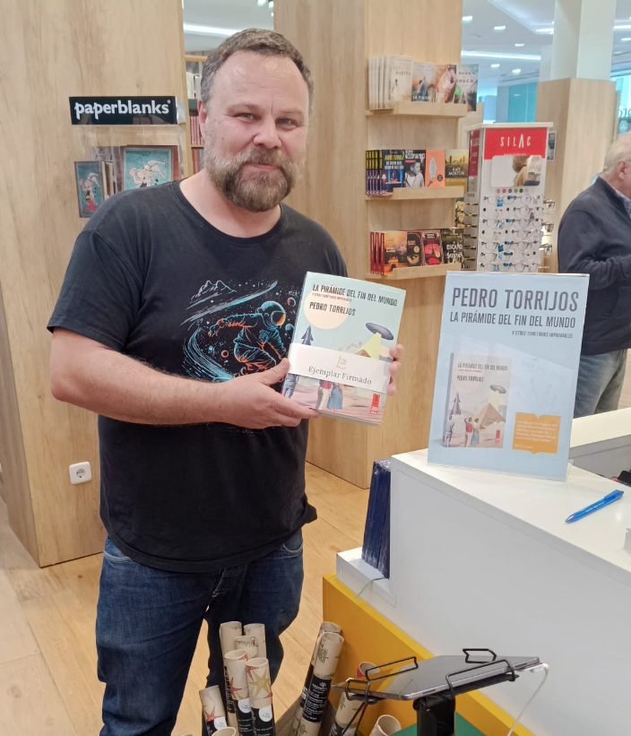 Pedro_Torrijos's tweet photo. Acabo de dejar unos cuantos ejemplares firmados de "La Pirámide del Fin del Mundo" en la Casa del Libro de Gran Vía, en Madrid.

Id a por ellos, que se acaban!

(Me hacéis un Retuic para que se entere la gente, porfa?❤️ ) https://t.co/ZMxv1NjsDZ