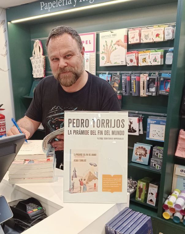 Pedro_Torrijos's tweet photo. Acabo de dejar unos cuantos ejemplares firmados de "La Pirámide del Fin del Mundo" en la Casa del Libro de Gran Vía, en Madrid.

Id a por ellos, que se acaban!

(Me hacéis un Retuic para que se entere la gente, porfa?❤️ ) https://t.co/ZMxv1NjsDZ