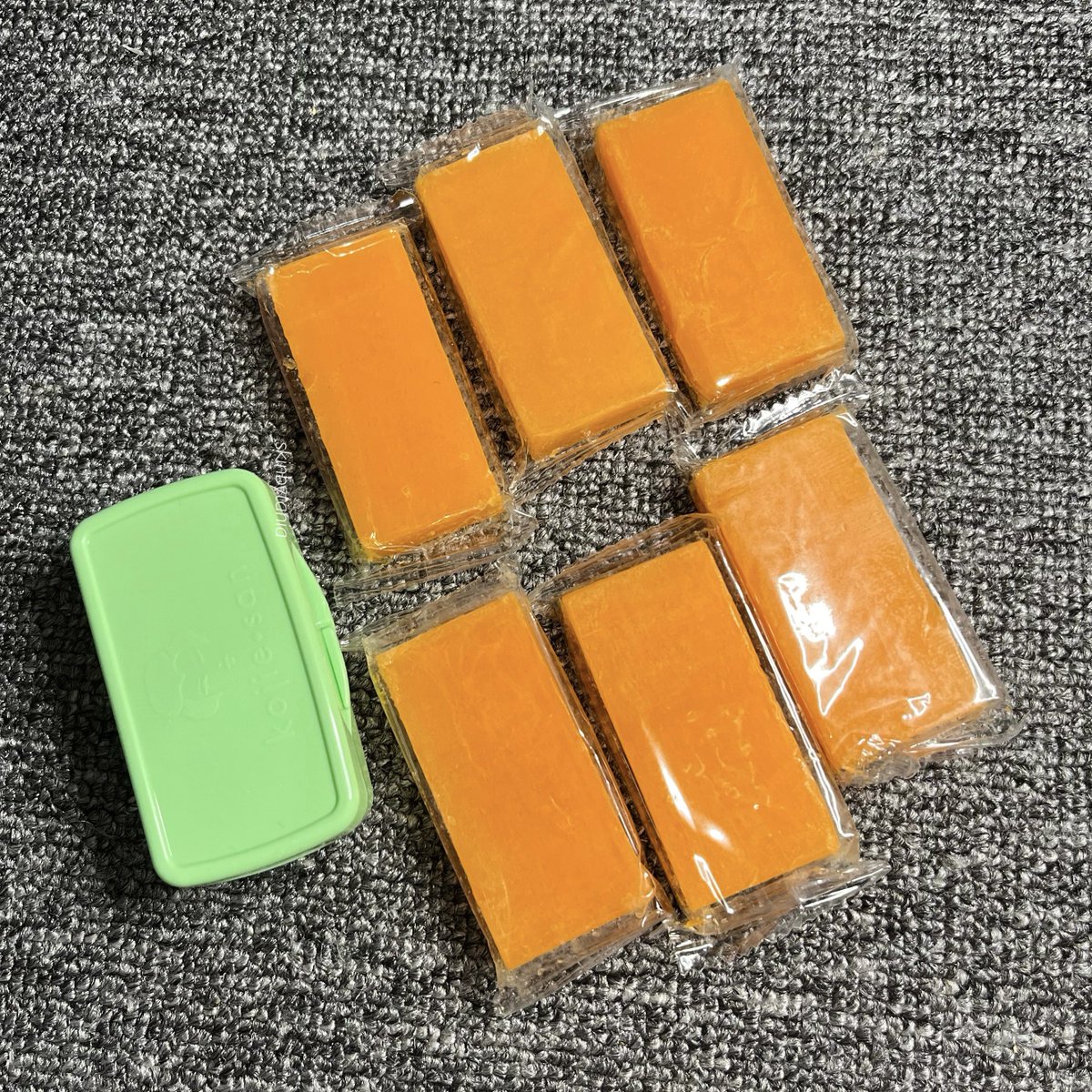 siapa yang suka motongin sabun kojie san juga biar gak cepet abis?😃

baru tau ada versi kecil-kecilnya DANN dikasih tempat sabunnyaaa. JUJUR sangat kepake dan jadi GAK BOROS makenya!!!😆👍🏻