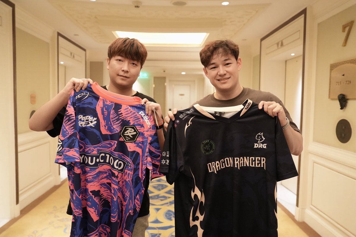 wudiYuChEn's tweet photo. 你怎么知道我和PRX的教练@aleckzon 交换了全队签名队服啊 
#PRXWIN #wgaming #DRGWIN https://t.co/DSyodAIvLZ