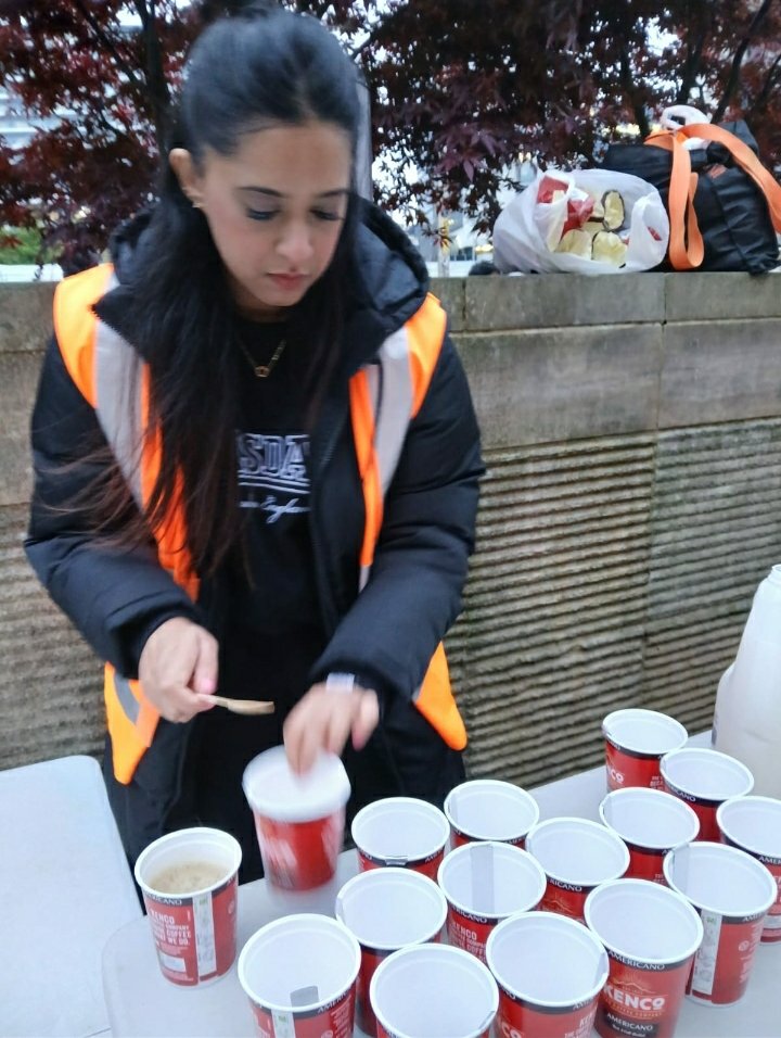 Giving back to the community with the #MustafiaSharifCharity homeless feed programme in Manchester Piccadilly Garden. Help us make a difference and #EndHunger. #ManchesterUnited #Homeless #Homelessness #Piccadilly #Endhunger