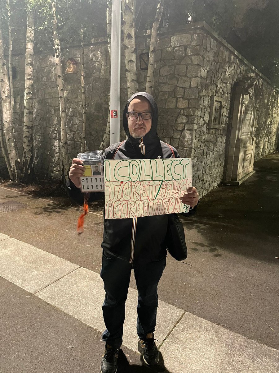 Ayer al salir del estadio vinieron dos hombres y me preguntaron si les daría mi acreditación. Eran belgas y llevaban un cartel en el que ponía que las coleccionaban. Me dijeron que tenían miles y miles. A mí me pareció muy curioso, como cuando un futbolista acaba un partido y