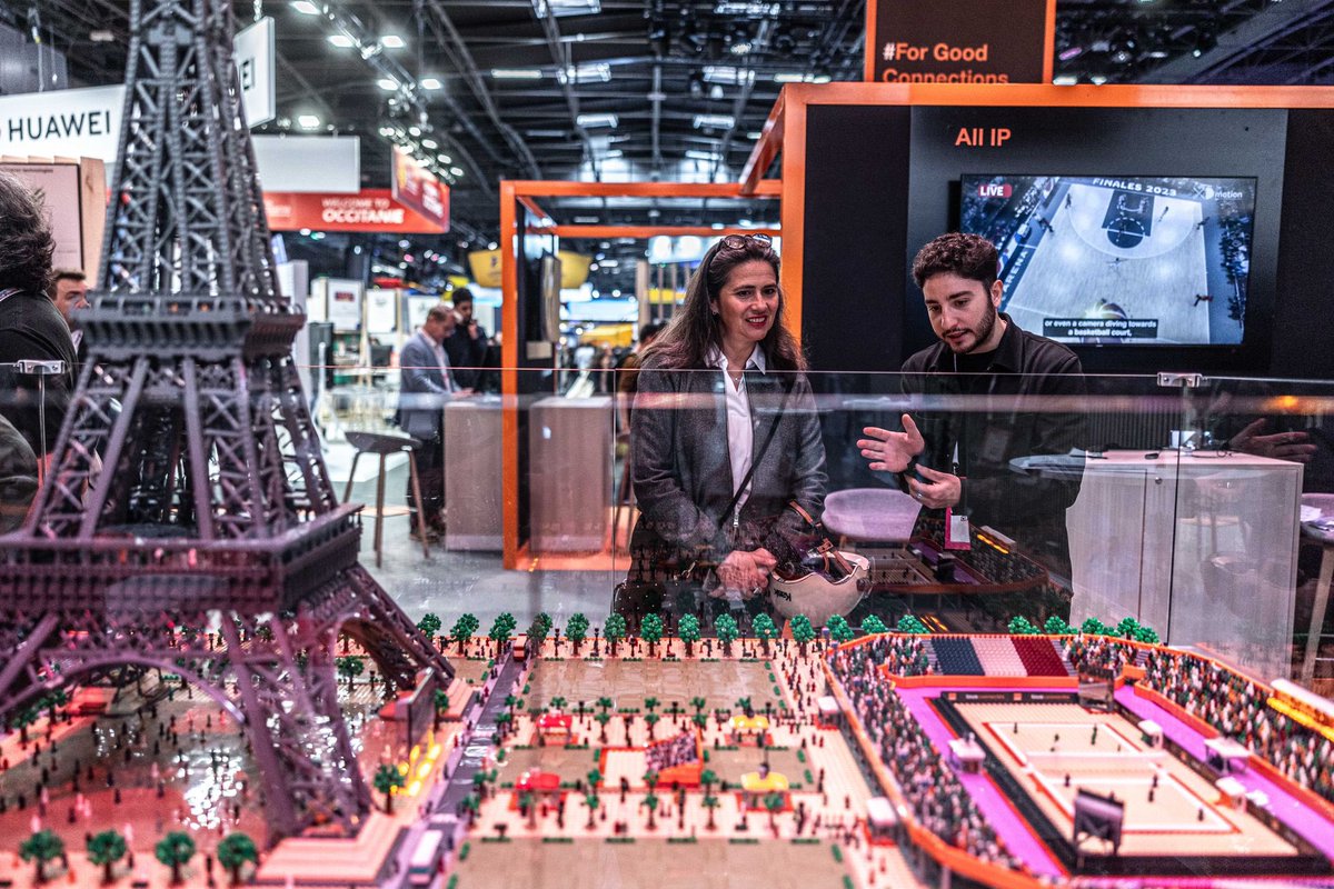 🚀 8ème année et toujours autant de plaisir à retrouver l’énergie de #VivaTech

🤖 L’IA générative est sur toutes les lèvres. Une chose est sûre : pas d’IA sans nos infrastructures et nos réseaux !

Magnifique stand @Orange, on vous attend. 🤩