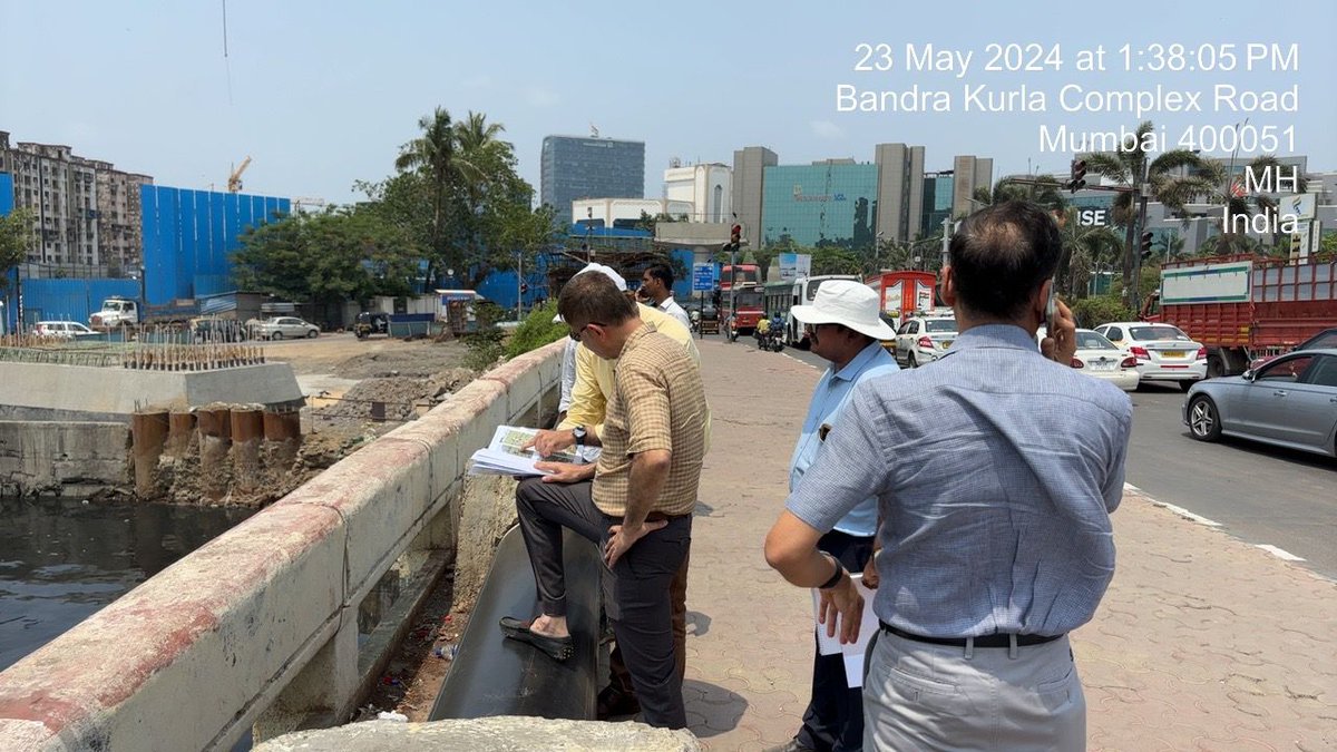 🧹As part of pre-monsoon preparations in the Mumbai, works are going on to remove silt from rivers and drains at various places. The Municipal Commissioner and Administrator Mr. Bhushan Gagrani made a surprise visit and inspected the desilting work from Vakola River and Mithi