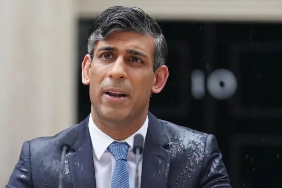 As Rishi Sunak made his speech - in the pouring rain - Steve Bray could be heard blaring the 1993 hit. dlvr.it/T7HNBR 🔗 Link below