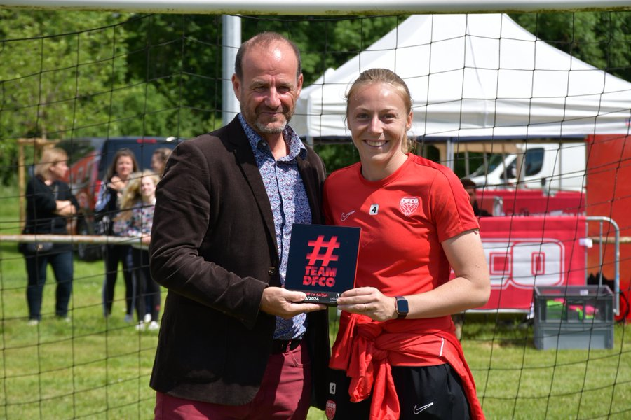femmesfootnews's tweet photo. Lena Goetsch est élue joueuse de la saison à Dijon par les supporters du DFCO 👏🇫🇷

Elle devance Lisa Lichtfus 🥈 et Morgane Martins 🥉

📸 @DFCO_Officiel https://t.co/4NnkvDMEgK