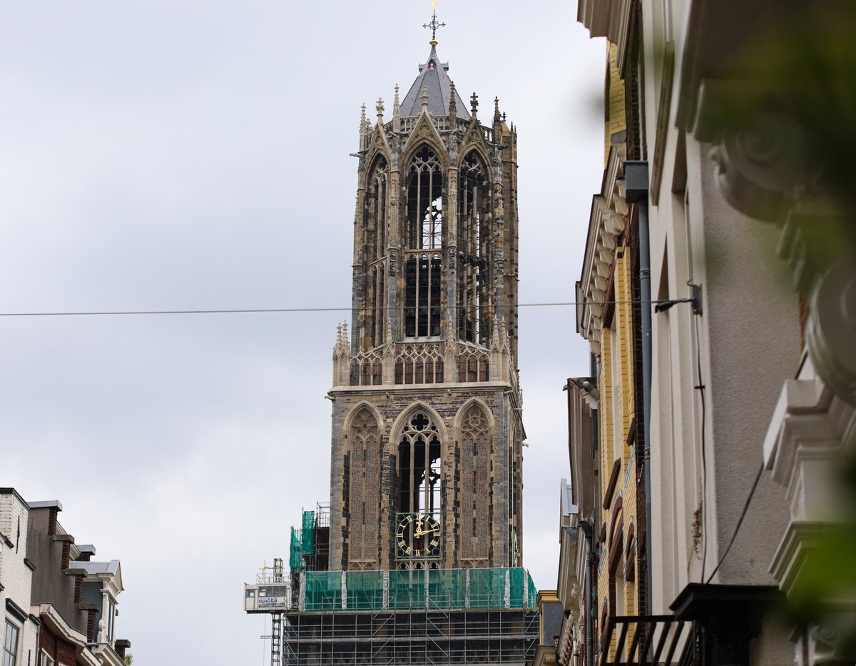 De Enige Echte Utrechtse Tijd is terug: deze foto is gemaakt om 12.13u vandaag. De klokken van de Domtoren lopen weer op tijd. ❤️🤍