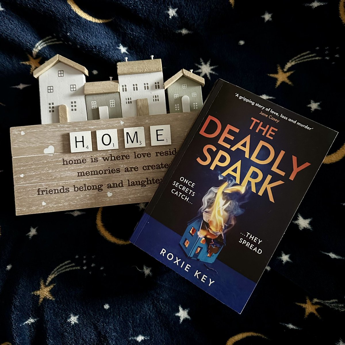 📚#BookReview📚 4⭐️ A #PublicationDay review for #TheDeadlySpark by @RoxieAdelleKey @HQstories 🏠 Once secrets catch… they spread An amazing debut thriller from this author, you won’t be able to put it down! 🔥 🔗Full Review in thread below #BookTwitter #Bookblogger