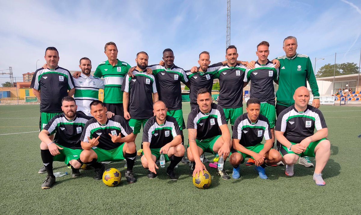 FedExFutbol's tweet photo. ⚽ | #MásFútbol |

Una temporada más, la @FedExFutbol participa en el 🏆Torneo Intercentros Penitenciarios promovido por la @rfef e @interiorgob.

📸Hoy, el combinado del centro penitenciario de Badajoz ha viajado hasta 📍Sevilla para participar en la 2ª Fase del torneo, donde se medirá a los representantes de Huelva, Algeciras y Murcia.

👍¡SUERTE PAISANOS!

#Extremadura💚🤍🖤
#JugamosEnEquipo