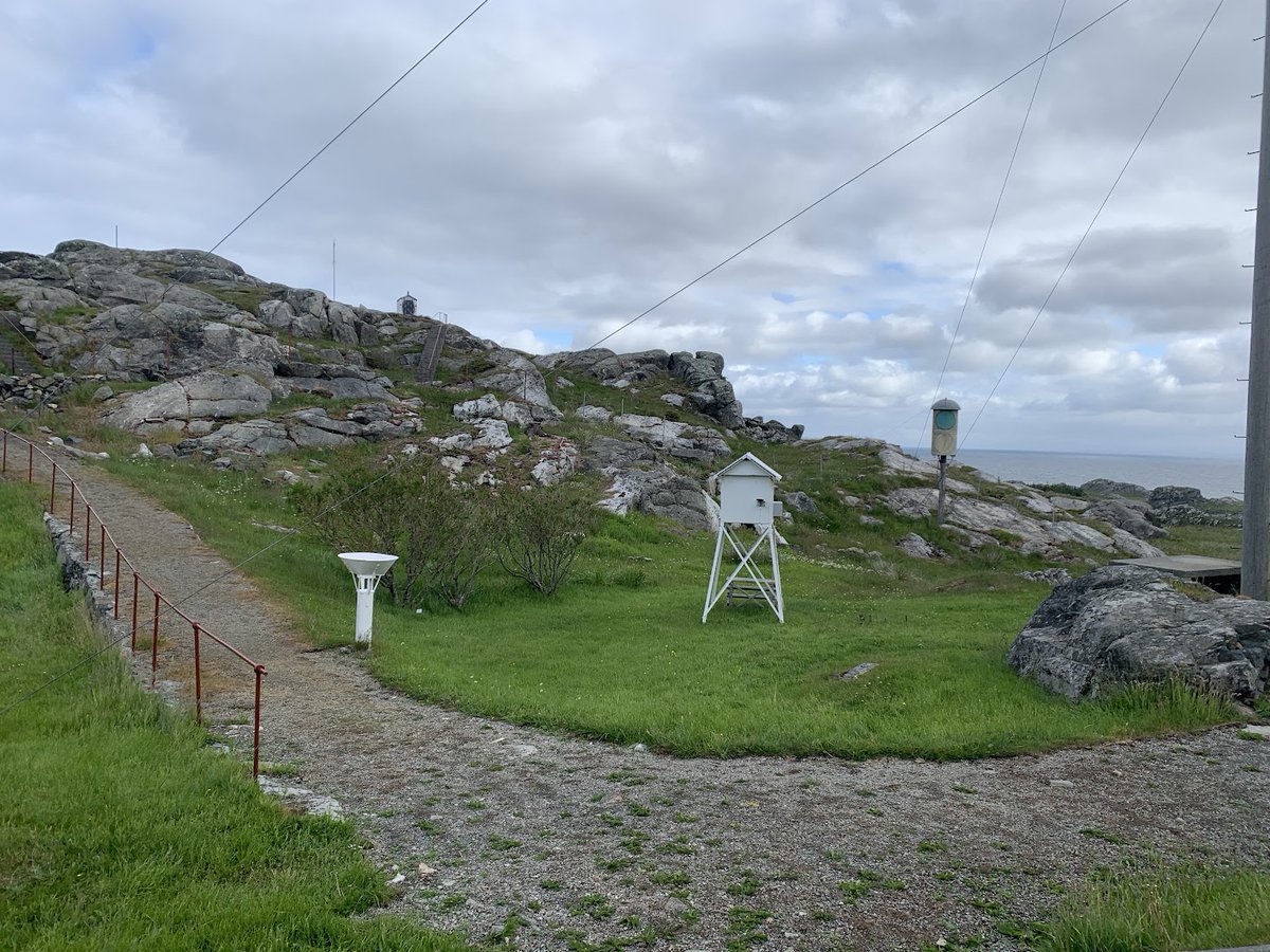 Luft- og havtemperaturen er svært høy for årstiden utenfor Vestlandet📈

På Utsira fyr (målinger fra 1867) er middeltemperaturen i lufta hele 13,1 grader så langt i mai👀

– Mai kan ende ca 1,5 grader over rekorden fra 1889, og ca 2 grader over 2018, sier forsker <a href="/Ketil_Isaksen/">Ketil Isaksen</a>