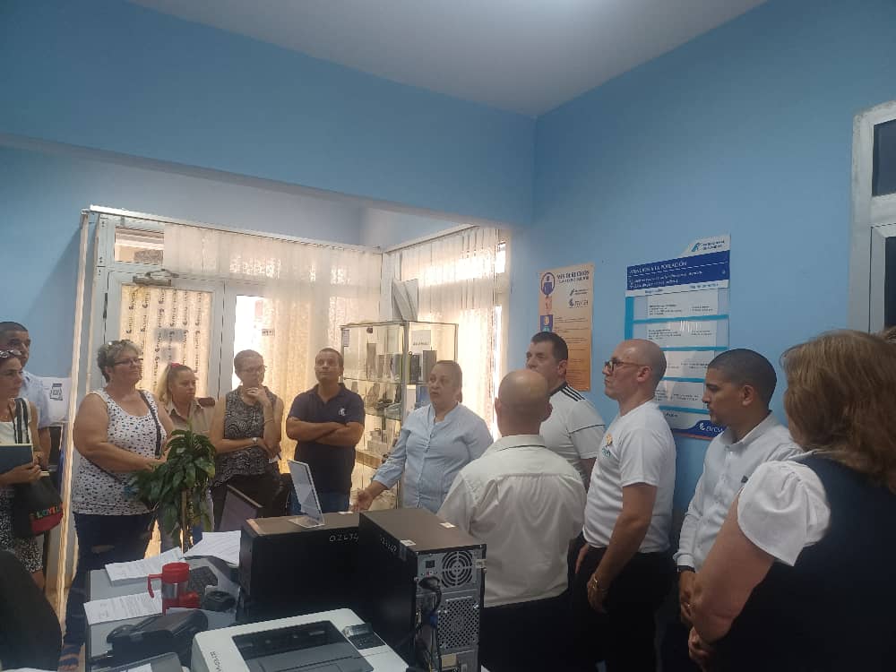 mayrelisgonzal7's tweet image. Como  parte de la visita Gubernamental a #Mayabeque la Ministra del #MINCOM @MayraArevich 
recorrió entidades en el Municipio de #Madruga hasta llegar al Centro de Telecomunicaciones Asociado intercambiando sobre el avance del proceso de #TransformaciónDigital en #Etecsa