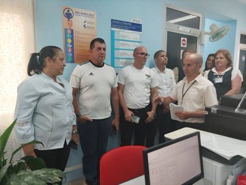 mayrelisgonzal7's tweet image. Como  parte de la visita Gubernamental a #Mayabeque la Ministra del #MINCOM @MayraArevich 
recorrió entidades en el Municipio de #Madruga hasta llegar al Centro de Telecomunicaciones Asociado intercambiando sobre el avance del proceso de #TransformaciónDigital en #Etecsa