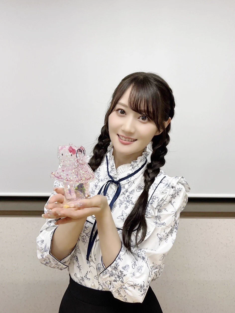 ゆいちゃん♡ハローキティのキラキラ(ホログラム入り)アクリルスタンドキーホルダー 小倉 唯 Official on X: 