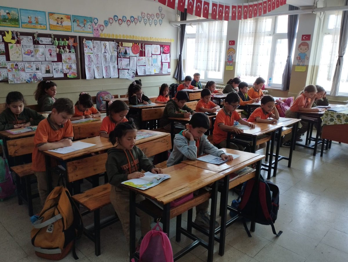 İlçe Milli Eğitim Müdürlüğümüz tarafından yürütülen “Farkımız Okumak Olsun"projesi kapsamında kitap okuma etkinliği bugün 5.Ders saatinde öğretmen ve öğrencilerimizin katılımı ile gerçekleştirildi.