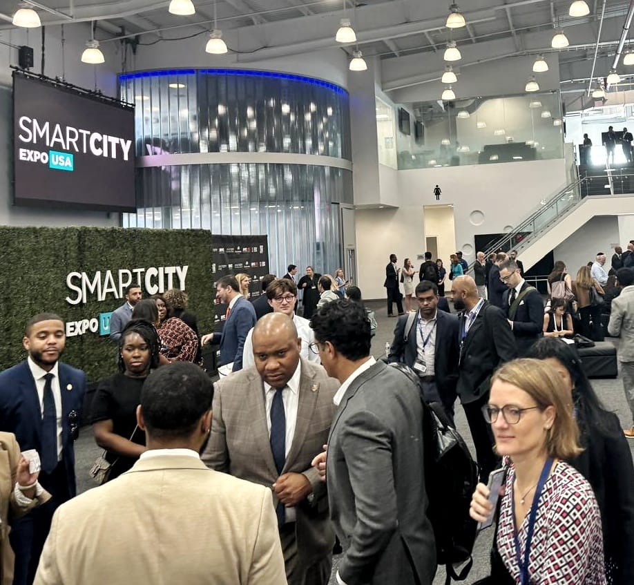 🏙️ New York hosts @SmartCityExpoUS, the North American edition of #firabarcelona's leading smart cities event, discussing how urban innovation can improve inclusivity. 🗣️ 100 speakers 👫 300 government representatives 🤝 100 companies and institutions