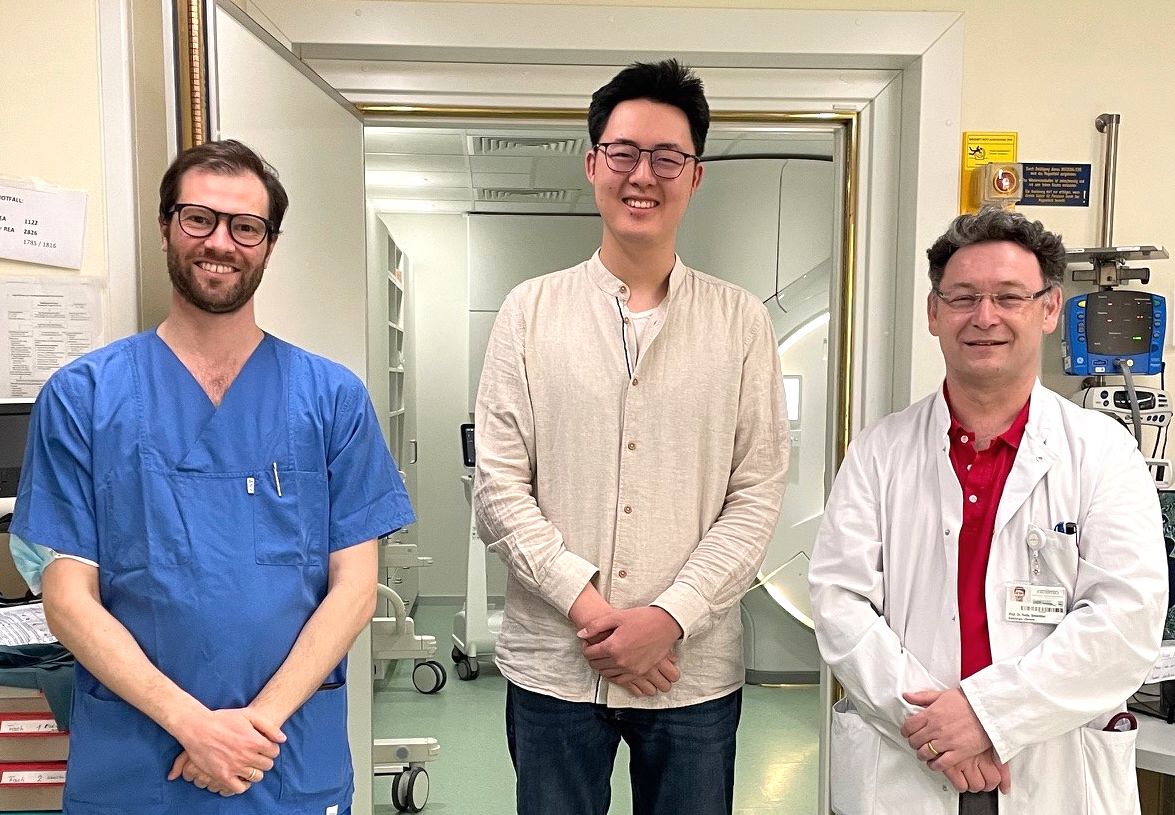 Deutsches Herzzentrum der Charité (@dhzcharite) on Twitter photo 👏 Jeffrey Ji-Peng Li (Bildmitte), Doktorand in der Kardialen Bildgebung des #DHZC hat das begehrte Kaltenbach-Stipendium der <a href="/Herzstiftung/">Deutsche Herzstiftung</a> erhalten. Li forscht zur besseren #Diagnostik und #Risikoeinschätzung beim #Mitralklappenprolaps ➡️ lmy.de/JlSfV #CMR 👏 Jeffrey Ji-Peng Li (Bildmitte), Doktorand in der Kardialen Bildgebung des #DHZC hat das begehrte Kaltenbach-Stipendium der <a href="/Herzstiftung/">Deutsche Herzstiftung</a> erhalten. Li forscht zur besseren #Diagnostik und #Risikoeinschätzung beim #Mitralklappenprolaps ➡️ lmy.de/JlSfV #CMR