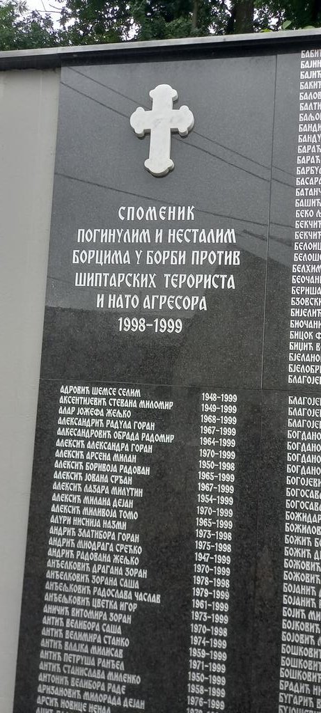 Velika je sramota da za Memorijalni centar poginulih boraca Vojske Srbije zna samo simboličan brij ljudi u Beogradu. Možda i zato, jer im je dozvoljena samo ova (zabačena) lokacija u Rakovici koji du veterani iz svojih sredstava napravili.