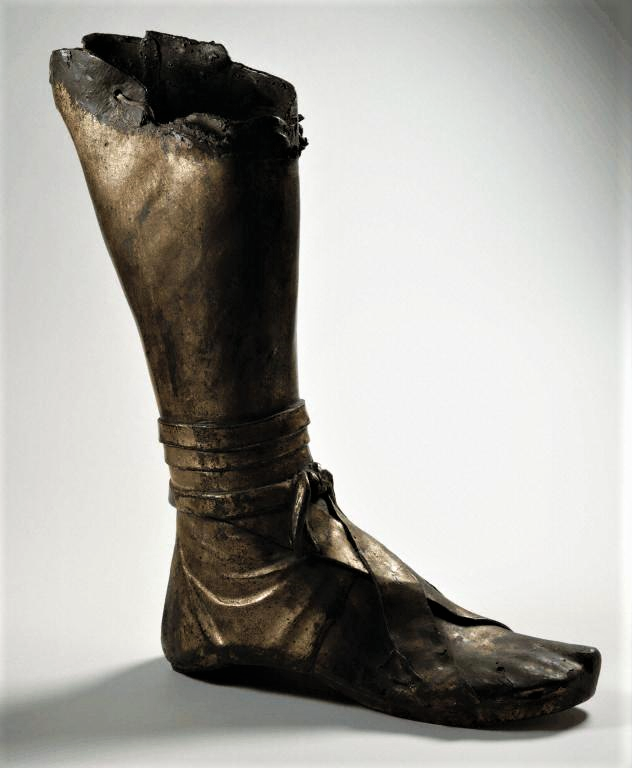 The #Roman Milsington Leg, found near #Hawick, #ScottishBorders - @NtlMuseumsScot collection. It was part of a large equestrian statue, but only this piece, wearing a sandal survives - for more on legless Romans see this piece from Dr Fraser Hunter - zurl.co/DaPt