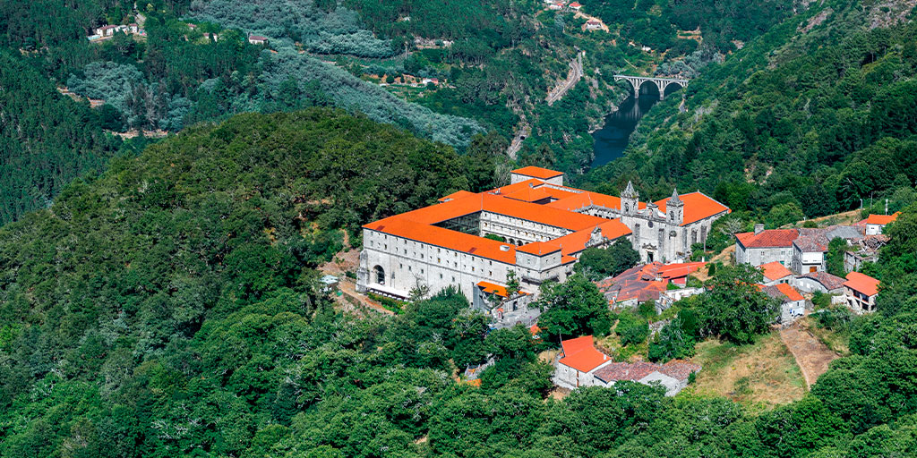 Die #RibeiraSacra, 🌄 die zusammen mit den Serras do Oribio und Courel zum Biosphärenreservat erklärt wurde, ist eine einzigartige natürliche Enklave von monumentalem Wert. Auf der Klosterroute ⛪ kann man diese entdecken. 👉 tinyurl.com/39c8yxx5 #VisitSpain @Turgalicia