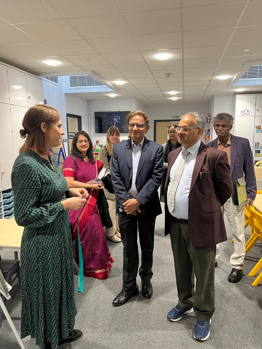 Delighted to welcome @inBritish, Indian colleagues & ministry delegates with @WelshGovernment yesterday, for engaging discussions with experts about #Welsh language policy & best practices in bilingualism & #Cymraeg. 🤝 🌏 #WalesinIndia @walesintheworld