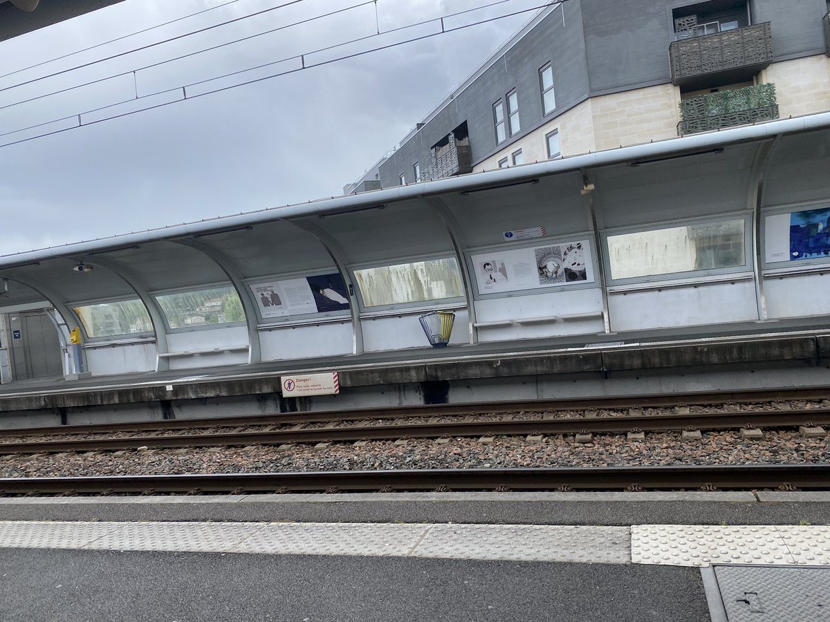 chromalina's tweet photo. Toujours pas de voiture ni d'airbag. Un support téléphonique inexistant. Alors, #citroen vous allez payer au moins les billets de train et la voiture que je vais devoir louer avec mes propres moyens ? Car je risque de perdre des clients à cause de vous. #Scandaleux https://t.co/fbSbEkAr5X