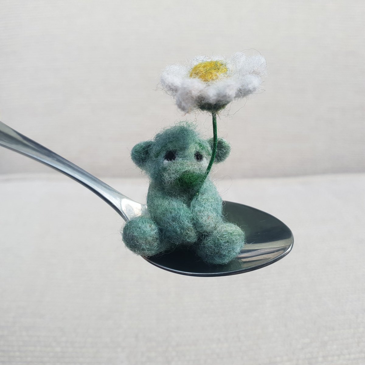 Hello! Sharing one of my favourite Bear creations with you. This is Daisy Boo and she’s thrilled that it’s #nomowmay. Can’t wait for the sun to shine and the daisies to open up again ❤️ therockingfelter.etsy.com/uk/listing/171… #etsy #daisies #flowers #bears #elevenseshour #firsttmaster