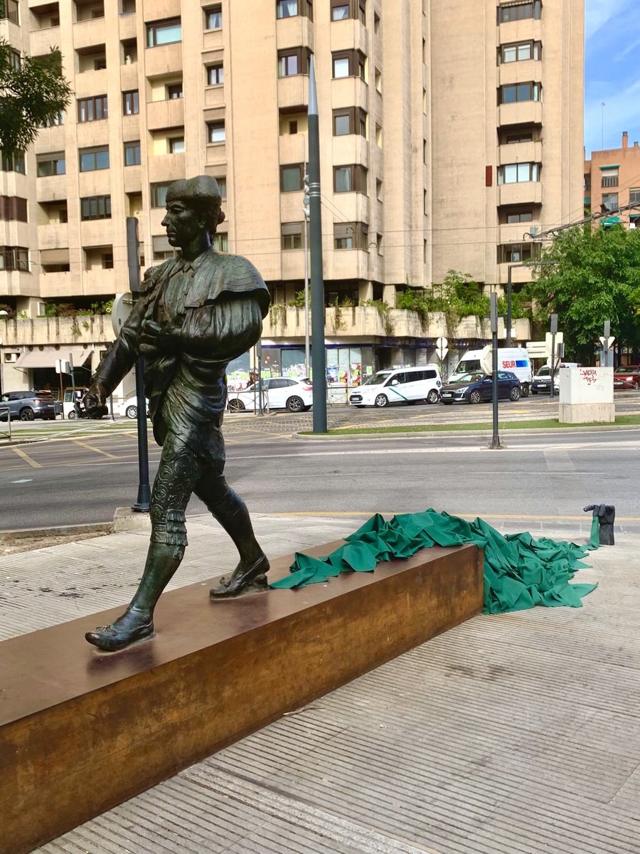 martasinpitis's tweet photo. ¿Conoces el monumento a Frascuelo?
Es una escultura en bronce ubicada en Avenida de la Constitución, en Granada y rinde homenaje a uno de los más famosos estoqueadores de la historia. 

Somos 4 estudiantes de Bellas Artes de la UGR y hemos realizado una pequeña intervención: https://t.co/FigvoZeXFk