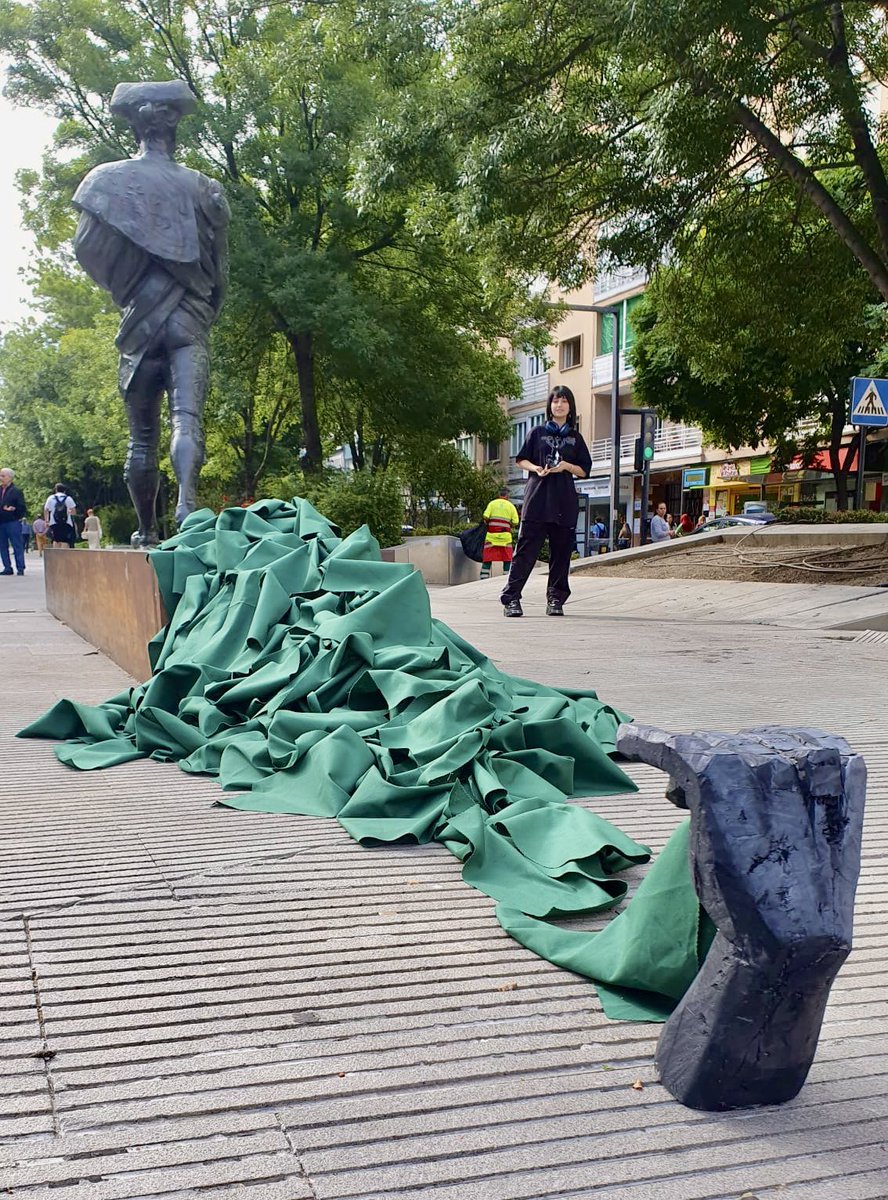 martasinpitis's tweet photo. ¿Conoces el monumento a Frascuelo?
Es una escultura en bronce ubicada en Avenida de la Constitución, en Granada y rinde homenaje a uno de los más famosos estoqueadores de la historia. 

Somos 4 estudiantes de Bellas Artes de la UGR y hemos realizado una pequeña intervención: https://t.co/FigvoZeXFk