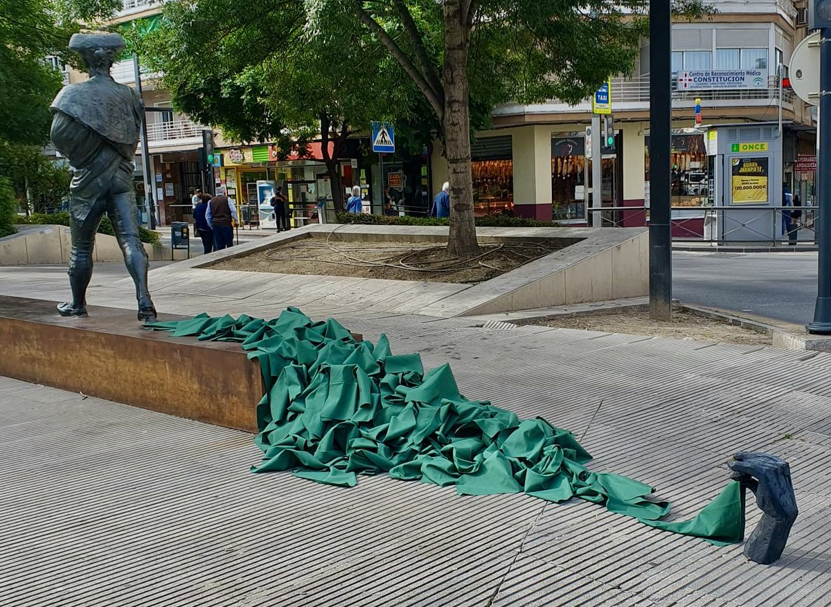 martasinpitis's tweet photo. ¿Conoces el monumento a Frascuelo?
Es una escultura en bronce ubicada en Avenida de la Constitución, en Granada y rinde homenaje a uno de los más famosos estoqueadores de la historia. 

Somos 4 estudiantes de Bellas Artes de la UGR y hemos realizado una pequeña intervención: https://t.co/FigvoZeXFk