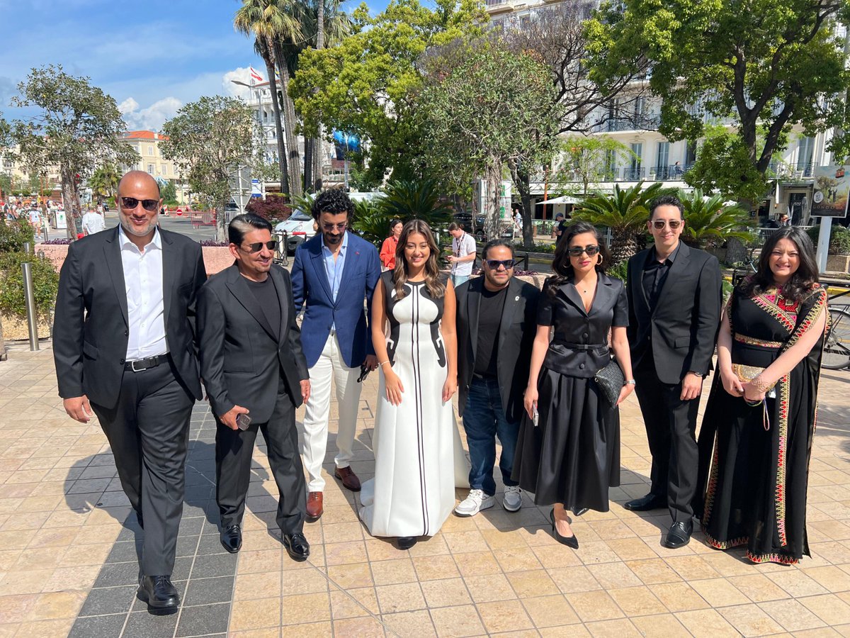 صورة تجمع فريق فيلم "نورة" قبل عرضه في #مهرجان_كان_السينمائي