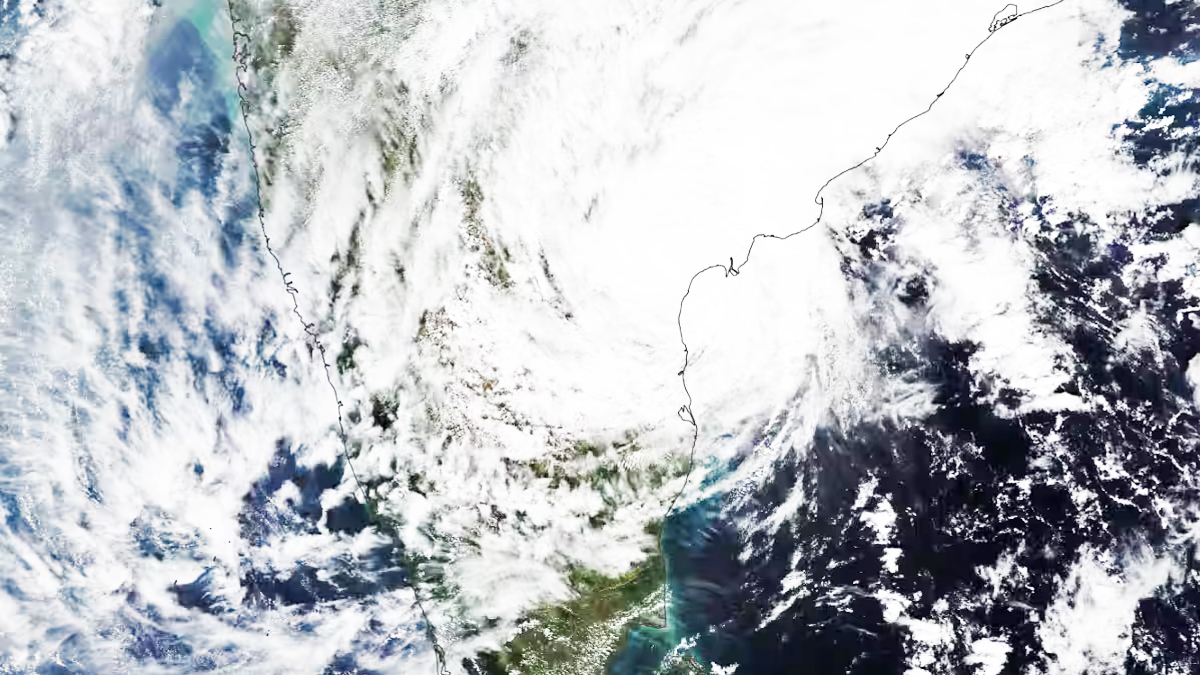 ঘূর্ণিঝড়ে রূপ নিয়েছে রেমাল, পরিবর্তন হচ্ছে গতিপথ