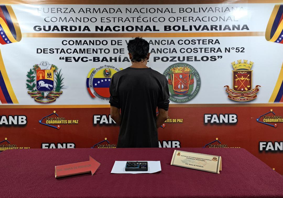 dhernandezlarez's tweet photo. Efectivos de la #FANB efectuaron la aprehensión en flagrancia de un Ciudadano en el sector Camino Real municipio Bolivar del estado Anzoátegui, a quien se le incautó de manera oculta dentro de sus pertenencias, Diez (10) envoltorios de Marihuana. 

Venezuela es un Estado democrático de derecho y de justicia, en el cual se lucha a diario contra el tráfico ilegal de sustancias psicotrópicas y estupefacientes. Esas no son costumbres nacionales. FANB lucha frontalmente contra el tráfico y micro tráfico de drogas. No seremos plataforma, no somos sembradores ni consumidores. Procedimiento a orden del Ministerio Público.

#IntegrarEsVencer