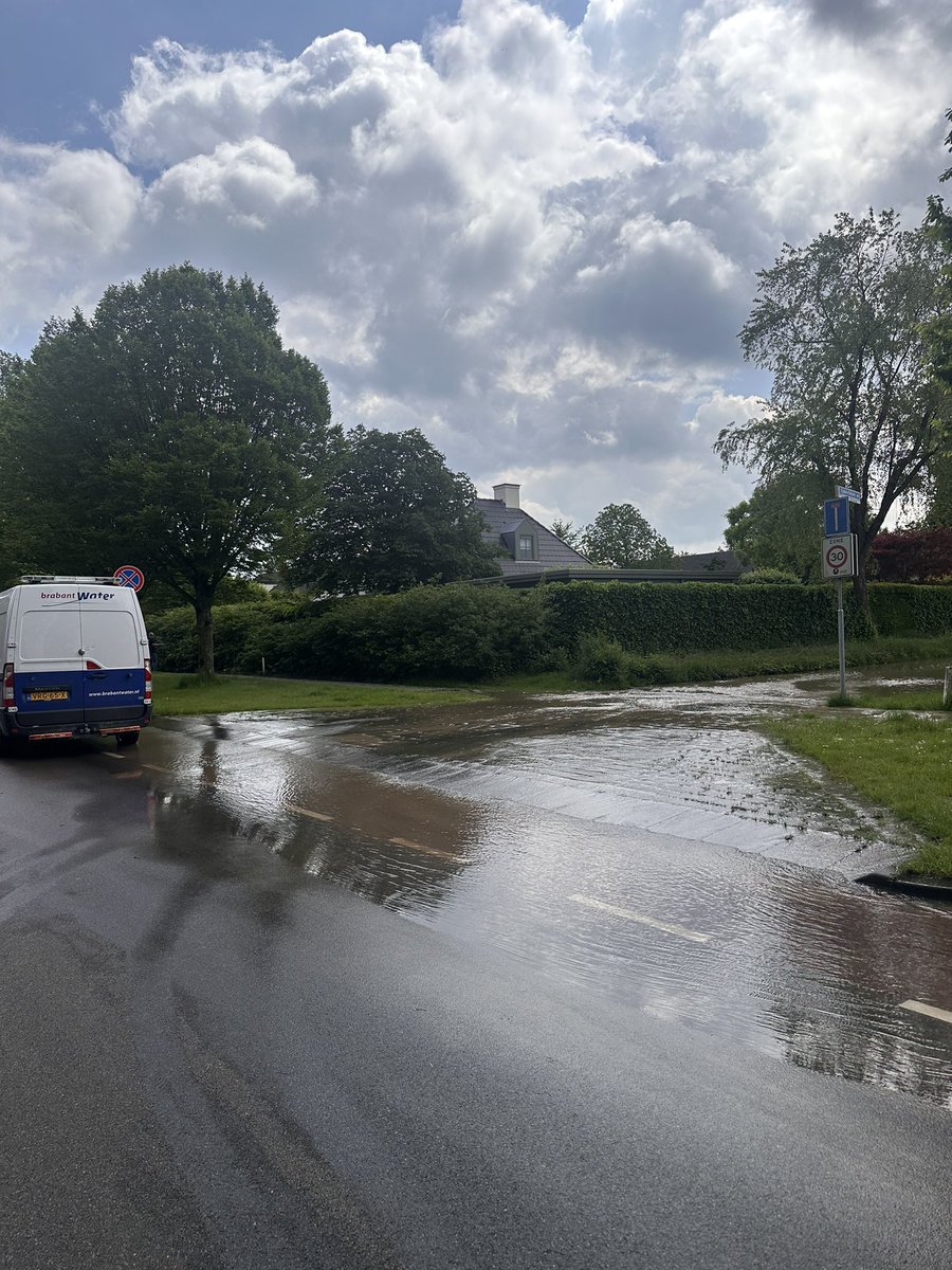 Vanmorgen krijgen wij een OC melding binnen van een waterleiding die gesprongen was. Dit was gebeurt onder het trottoir aan de Langdonk kruising Egbertdonk. De weg werd door ons tijdelijk afgesloten. @BrabantWater is ter plaatse en zorgt voor de reparatie.