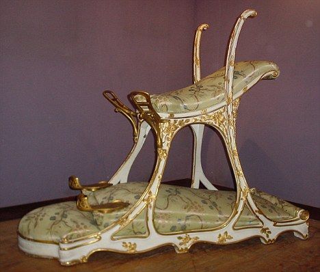 Silla para follar perteneciente al rey Eduardo VII. Él la denominaba: 'Love-seat'.