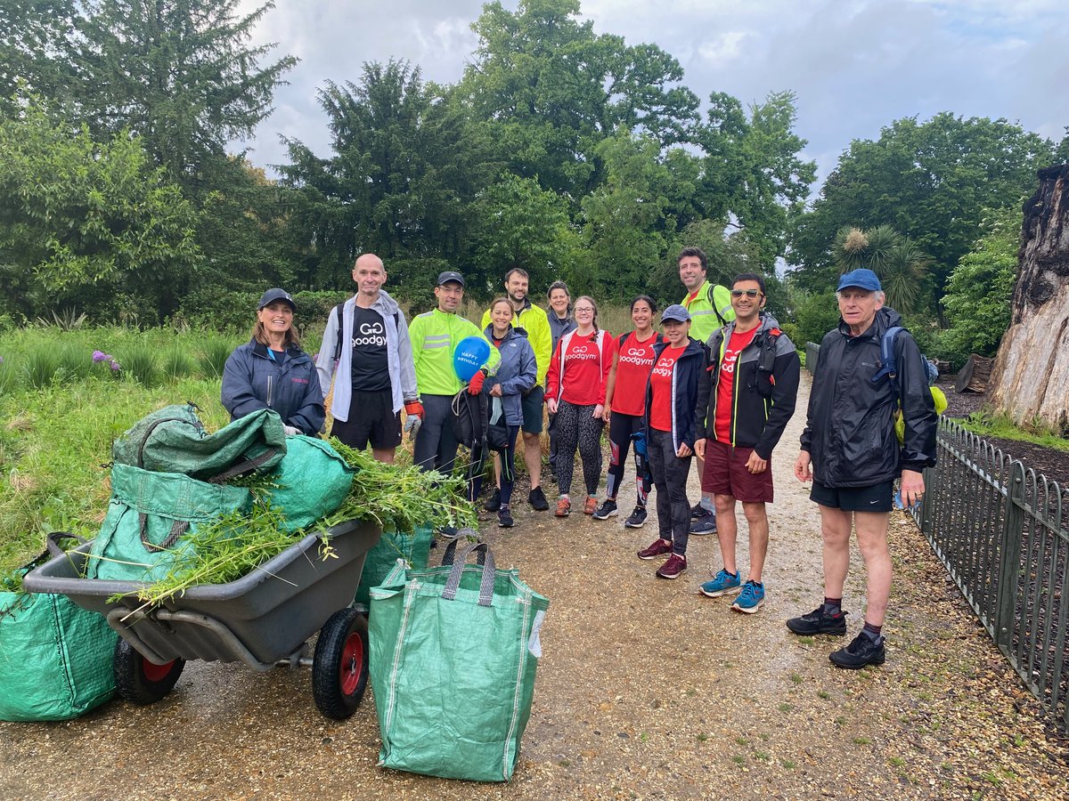 The rain may have dampened our running kit but it did not dampen our spirits as we had our regular visit to @Chiswick_House last night. Thanks to Philippa and Gabby who brilliantly guided us through how to stop bindweed strangling alliums and also the joy of sticky willy!