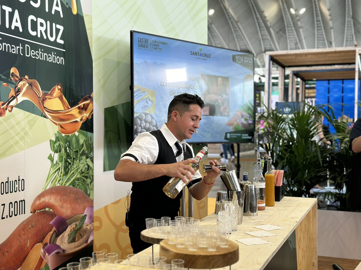 SocDesarrollo's tweet photo. 🍹 Ya estamos en @gastrocanarias con el showcooking de degustación de coctelería de #MarioSoto, de 13 Cielos Sky Bar y Restaurante Despreciados.
😋 Va a preparar un Quetzalcóatl, con base de tequila, además de vainilla, maracuyá y zumo de polemo, entre otros sabores.
#GastroCanarias2024 #DegustaSC @ScDegusta