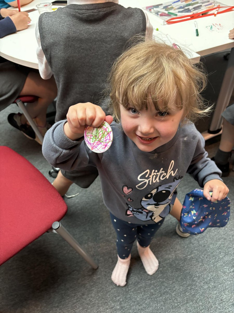 This week at our Take Time Families group our parents worked with our young people looking at what makes them unique and our young people made some positive badges 😀 #Taketimenac @VickiAndrew3