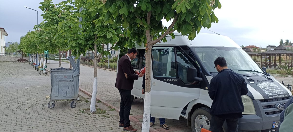AltinyaylaMem58's tweet photo. Taşımalı eğitim servis araçları Şube Müdürümüz Onur Akman başkanlığındaki komisyon tarafından denetlendi. Öğrencilerimizin güvenliği için dikkat edilmesi gereken hususları servis şoförleri ile görüşülerek gerekli bilgilendirmeler yapıldı.
@sivasmem 
@necatiyener_ https://t.co/1EEF6TKfFe