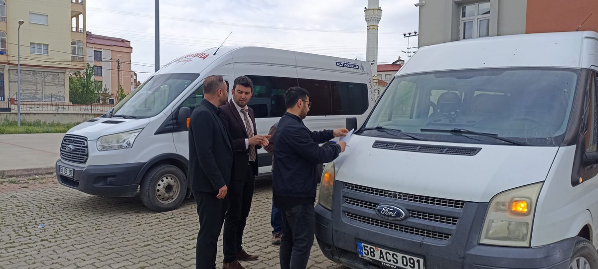 AltinyaylaMem58's tweet photo. Taşımalı eğitim servis araçları Şube Müdürümüz Onur Akman başkanlığındaki komisyon tarafından denetlendi. Öğrencilerimizin güvenliği için dikkat edilmesi gereken hususları servis şoförleri ile görüşülerek gerekli bilgilendirmeler yapıldı.
@sivasmem 
@necatiyener_ https://t.co/1EEF6TKfFe