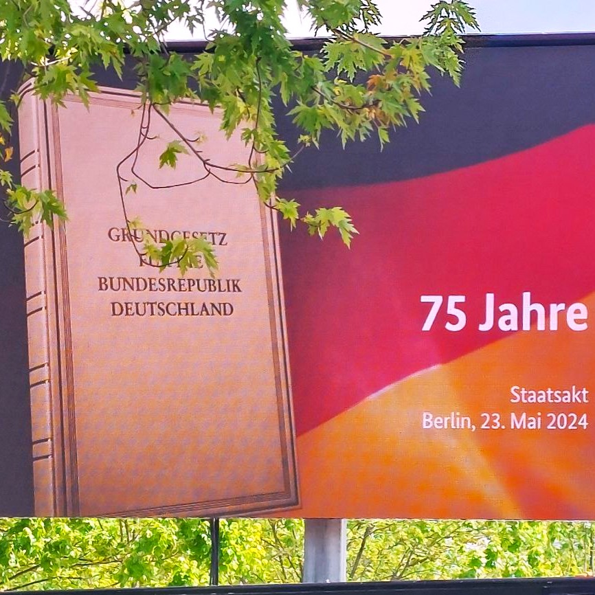 Staatsakt '75 Jahre Grundgesetz' in Berlin-Mitte

Unbeugsam kämpfen für das ungebeugte GG! 
Ein für uns sehr wichtiger Termin. Das Grundgesetz mit seinen 1949 durchaus auf die individuellen Bürgerrechte fokussierten Artikeln war ein wichtiges -wenn auch nicht perfektes-