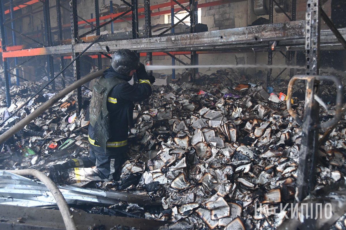 Firefighter puts out the fire at the printing house after the Russian strike. Russians deliberately target civilian infrastructure and continue murdering Ukrainians. 📷 Ihor Leptuha, Nakypilo Kharkiv