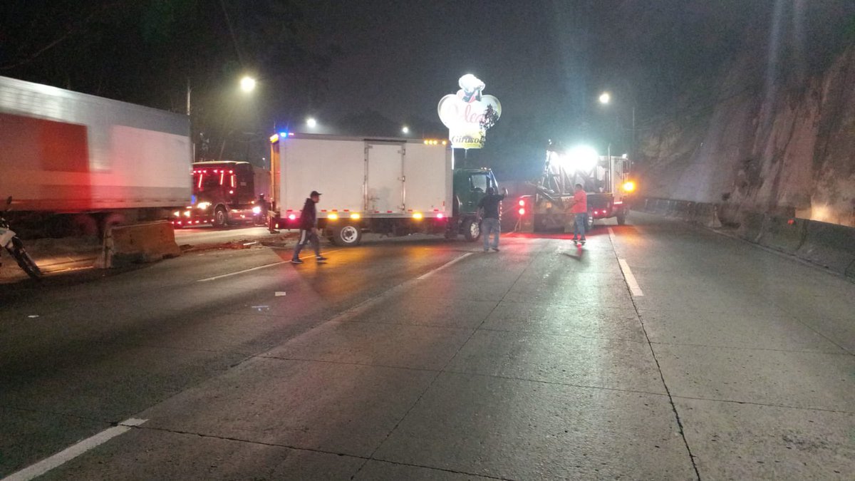 Durante la madrugada agentes de #PMT_VillaNueva reportan en la bajada de #VillaLobos camión empotrado en los separadores viales.