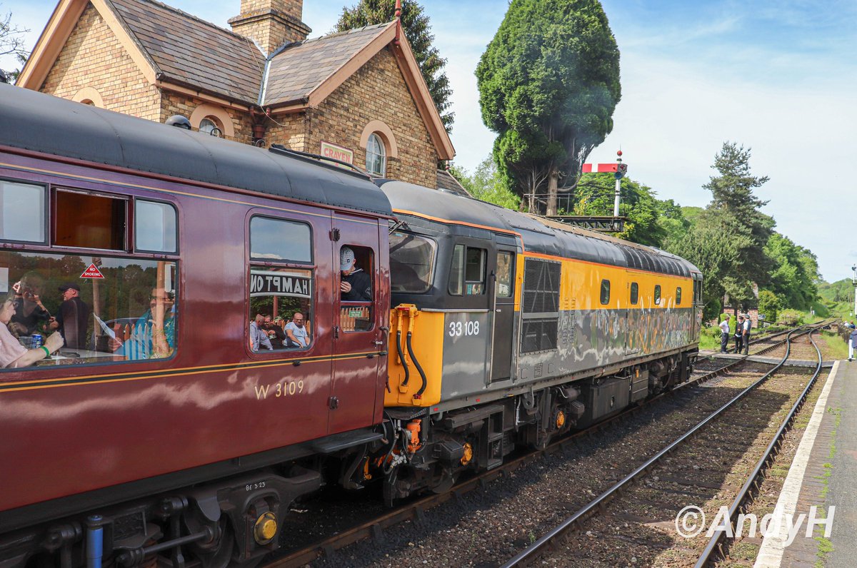 #ThirtyThreeThursday here's two shots of Dutch livery 33108 at the beautiful Hampton Loade station during last week's @svrofficialsite #SVRgala. After a dull first day the sun really shone for us on the Friday. #Class33 #Crompton #Bagpipes 17/5/24